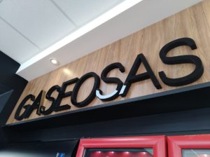 Señalética para estaciones de servicios.