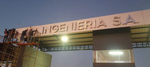 Letras corpóreas en acero
