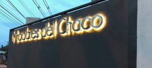 Letras corpóreas en acero