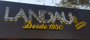 Letras corpóreas en acero