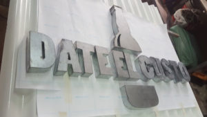 Tótem con corpóreo en chapa galvanizada