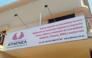 Carteleria publicitaria con iluminacion exterior