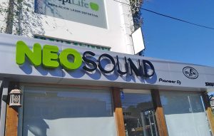 Carteles y letreros corporeso para exterior